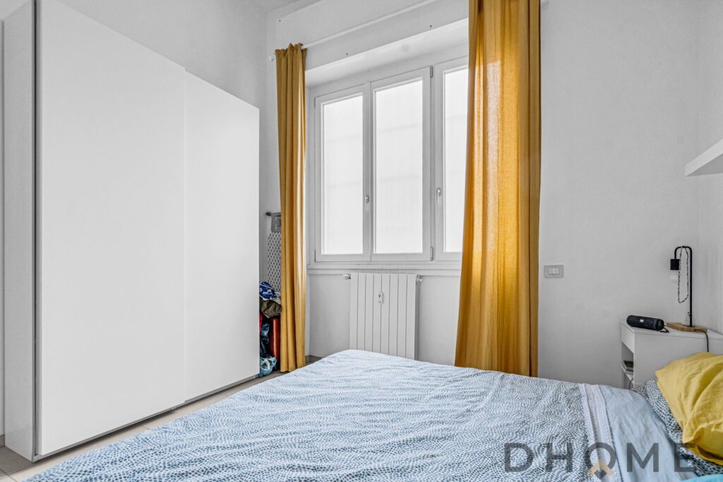 Appartamento bilocale ristrutturato con finestra luminosa e arredi moderni.