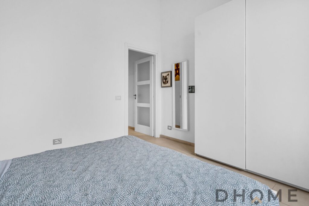 Camera da letto moderna e luminosa in bilocale ristrutturato a Sesto San Giovanni.