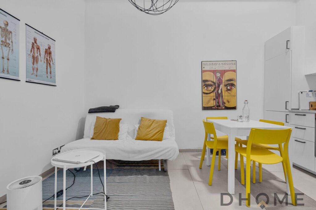 Appartamento bilocale ristrutturato a Sesto San Giovanni, con soggiorno luminoso e arredi moderni.