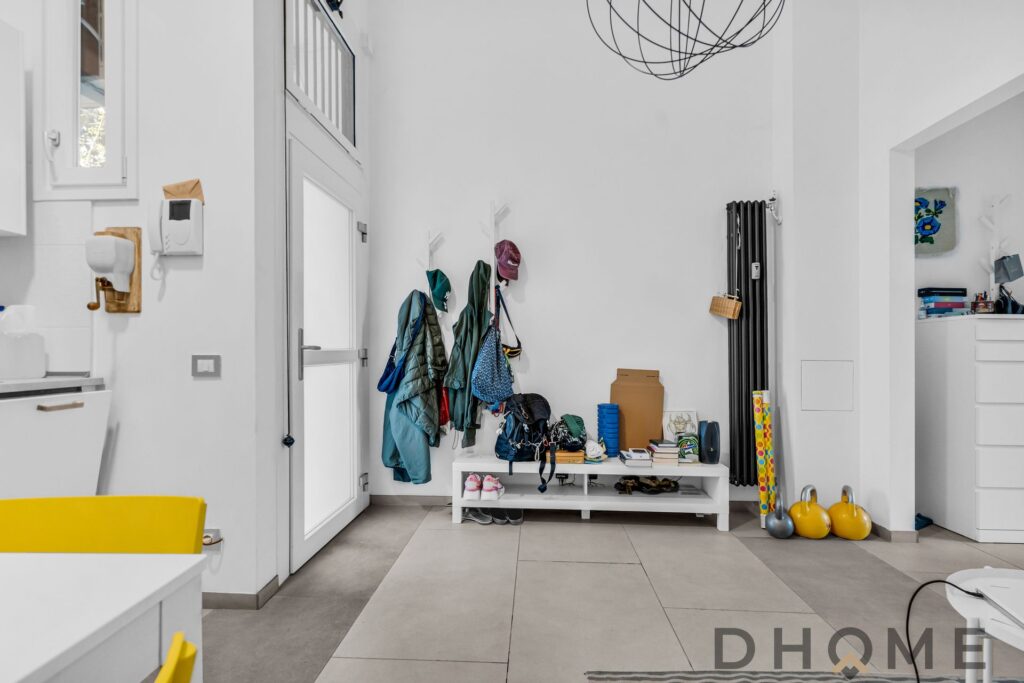 Ingresso di un bilocale ristrutturato a Sesto San Giovanni, moderno e luminoso.