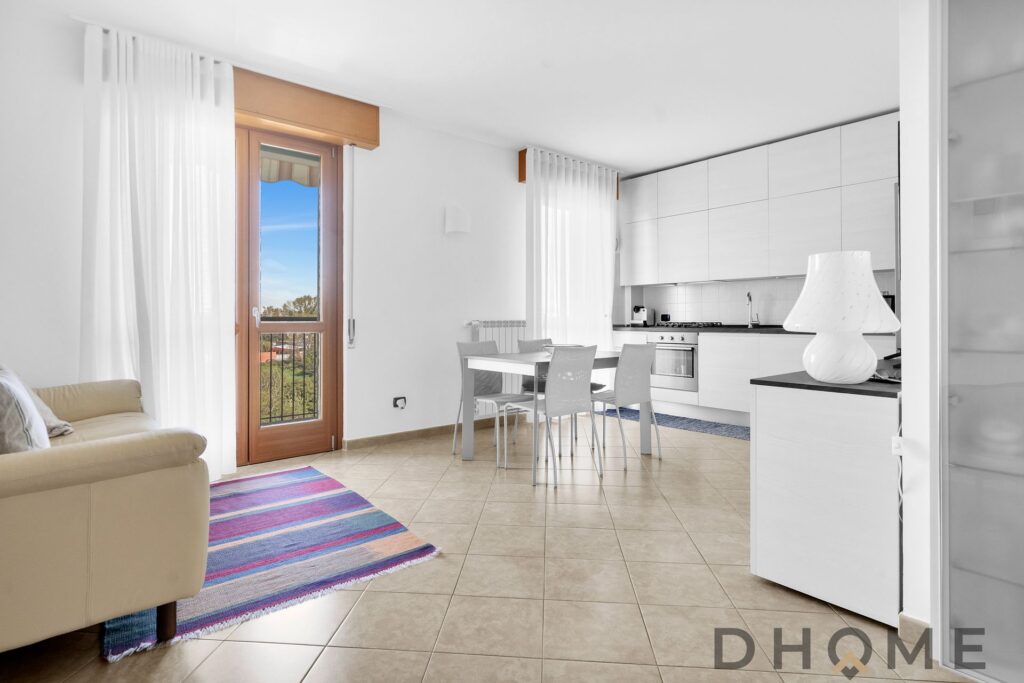 Appartamento in vendita a Via Cusago 67, trilocale luminoso con terrazzo, box auto e cantina inclusi.