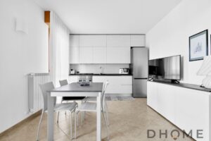 Appartamento in vendita con terrazzo, box e cantina, ideale per investimento o uso personale.