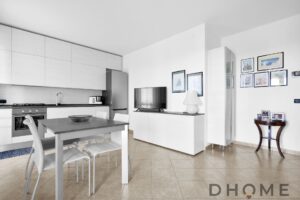 Appartamento in vendita a Via Cusago 67, con nuda proprietà, trilocale luminoso, terrazzo, box auto.