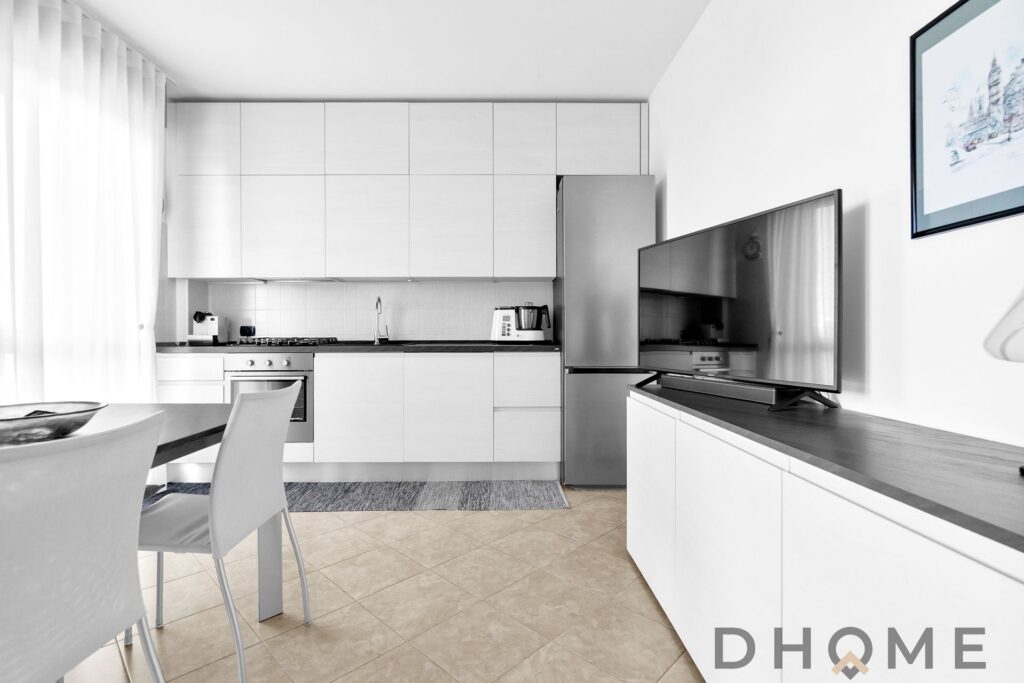 Ampio trilocale luminoso con terrazzo, box auto e cantina.