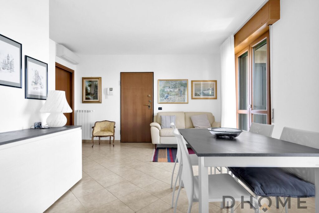 Appartamento trilocale luminoso con terrazzo, box e cantina.