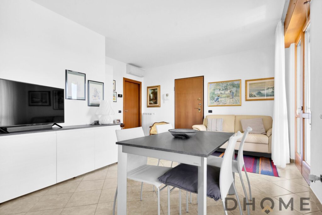 Appartamento in vendita a Via Cusago 67, con nuda proprietà, trilocale luminoso, terrazzo, box auto.