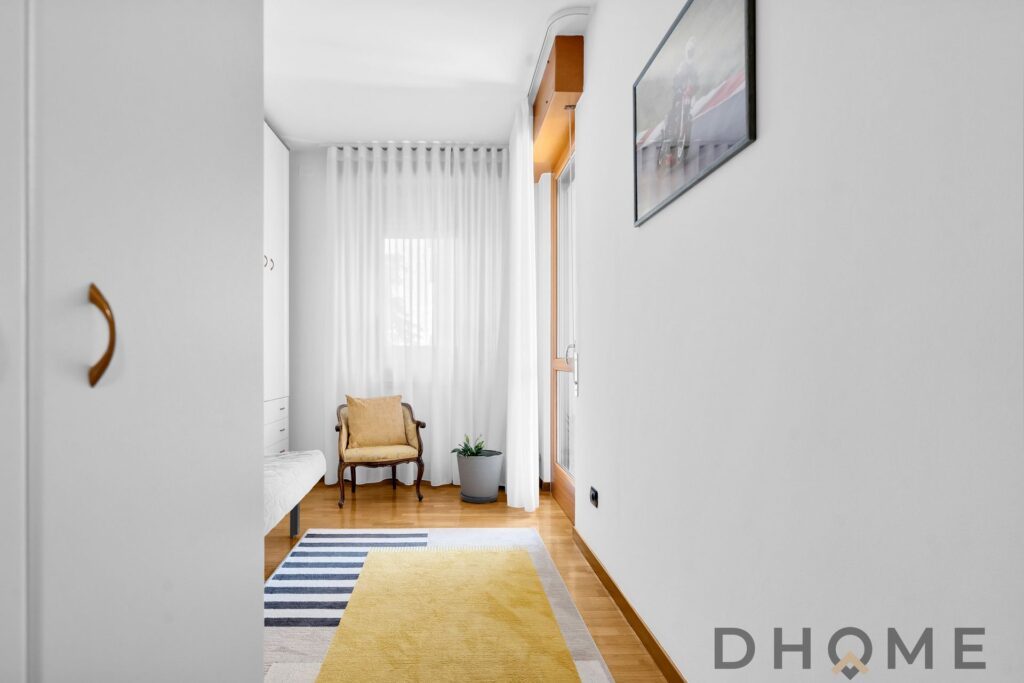 Nuda proprietà trilocale luminoso con terrazzo, box e cantina in vendita a Via Cusago.