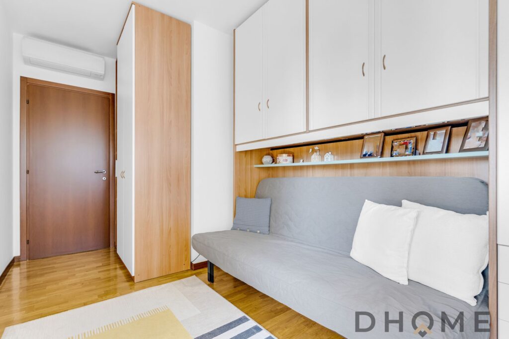 Appartamento trilocale luminoso con terrazzo, box e cantina in vendita.