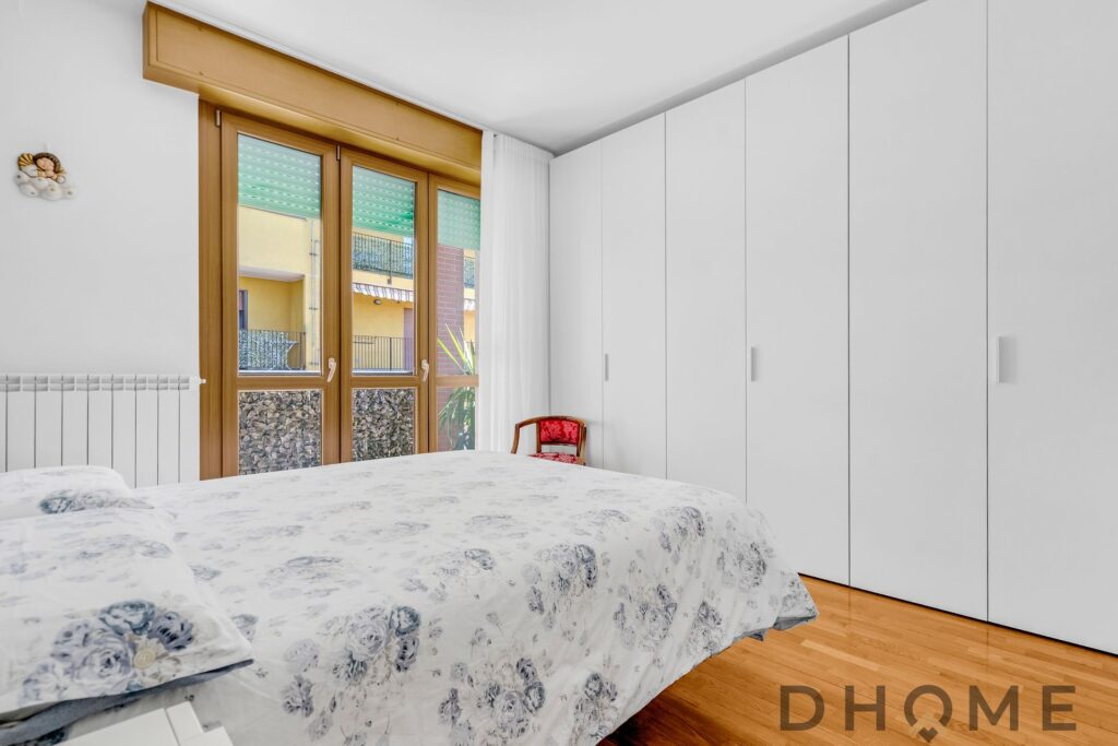 Camera luminosa con balcone, armadi a muro e vista sulla città, ideale per investimento in nuda prop.