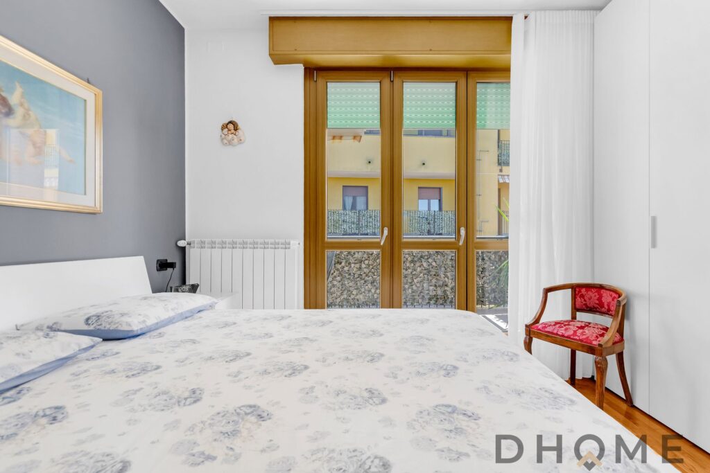 Vano letto luminoso con accesso al terrazzo, ideale per la vendita in nuda proprietà a Via Cusago 67.