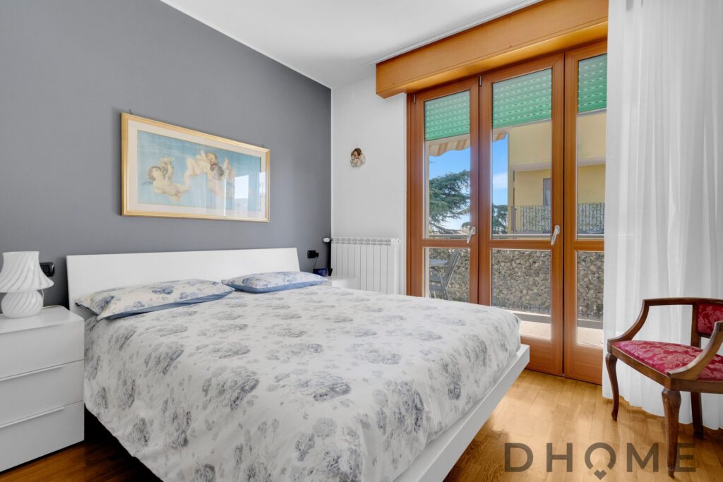 Vano notte luminoso con terrazzo, finestra grande e arredi moderni, ideale per Nuda proprietà a Via.