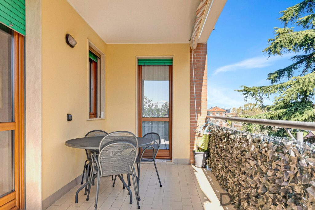 Balcone spazioso con vista luminosa, ideale per relax e momenti all'aperto.