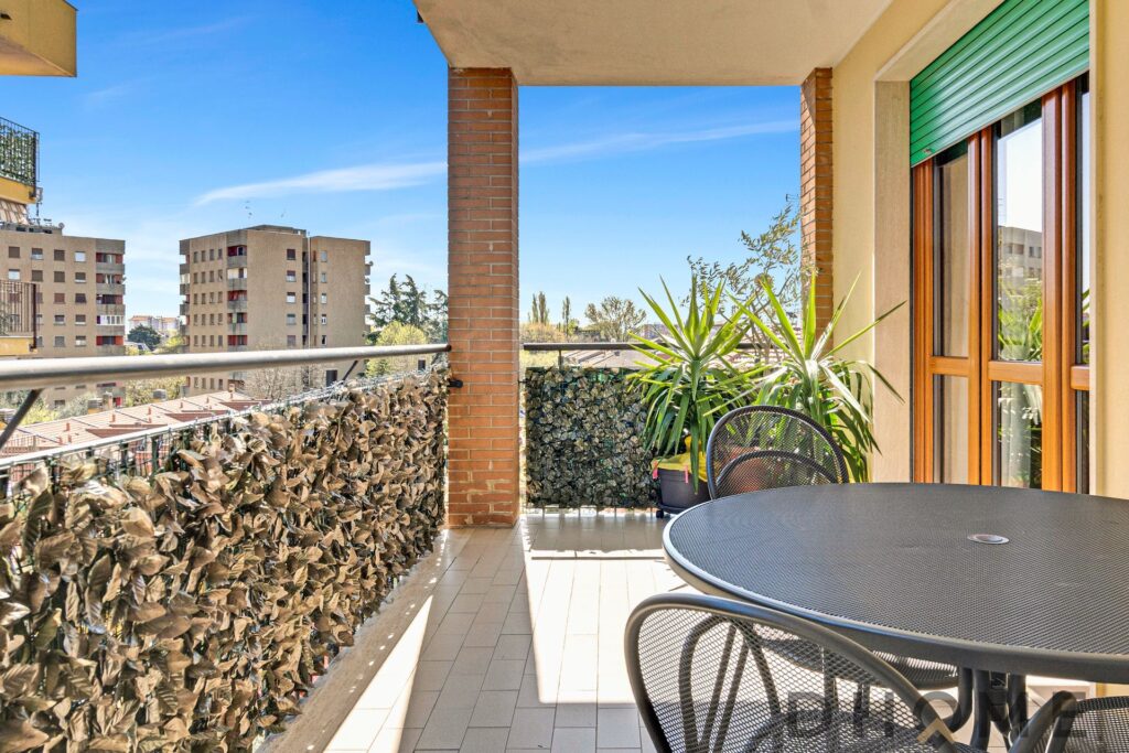 Balcone con terrazzo luminoso, piante e vista sulla città a Via Cusago 67.