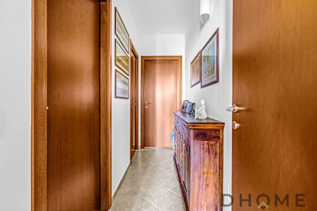 Corridor in appartamento con arredi e decorazioni moderne.