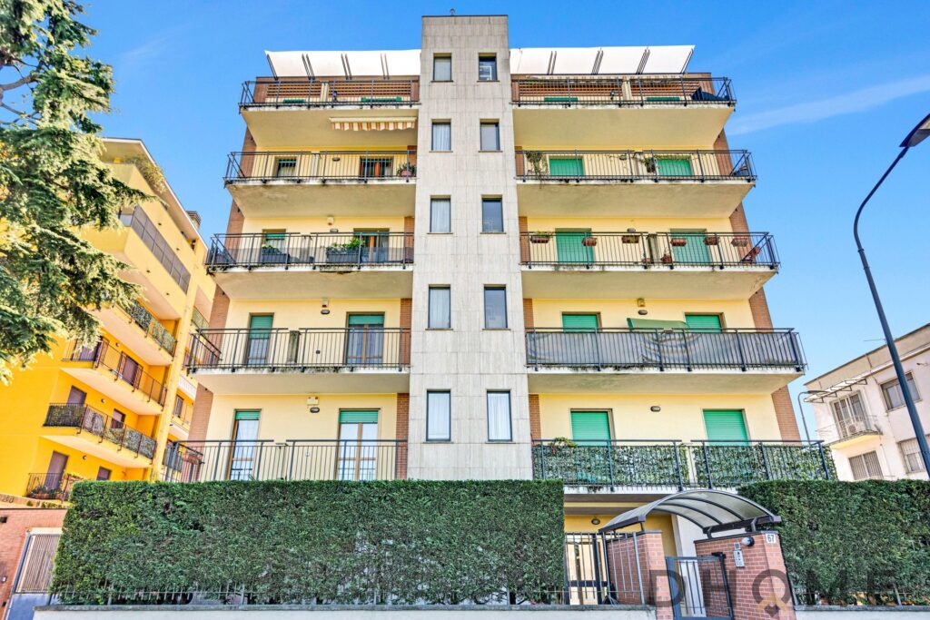 Nuda proprietà trilocale luminoso con terrazzo, box e cantina.