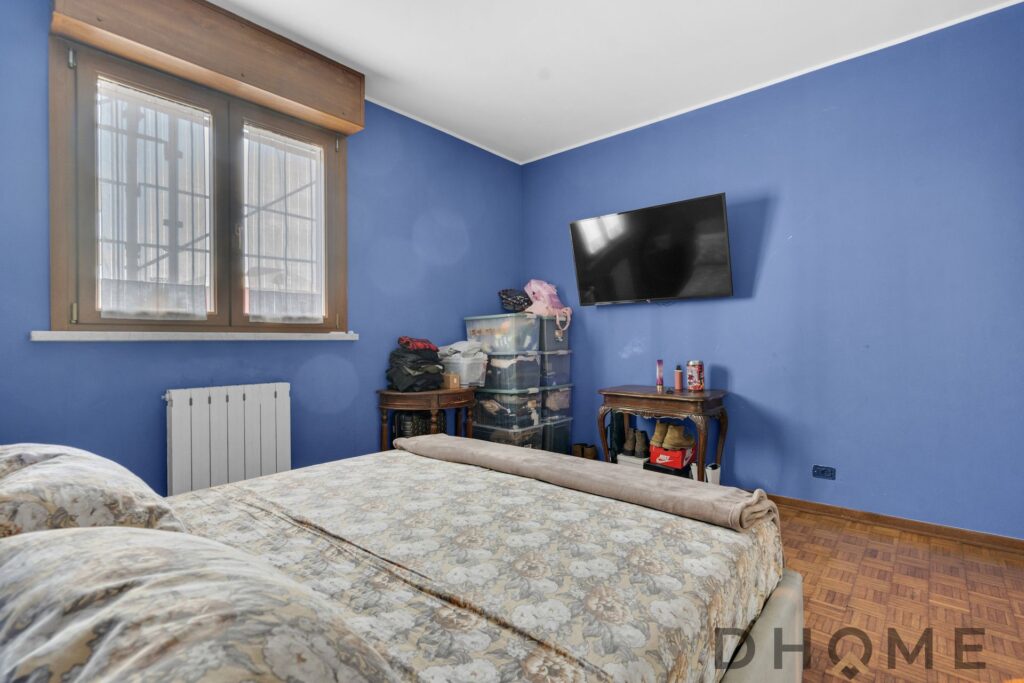 Appartamento con balcone e box auto in vendita a Milano, zona tranquilla e ben servita.