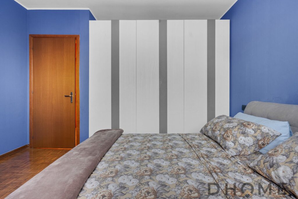 Appartamento con balcone e box auto in vendita a Milano, ideale per famiglie.