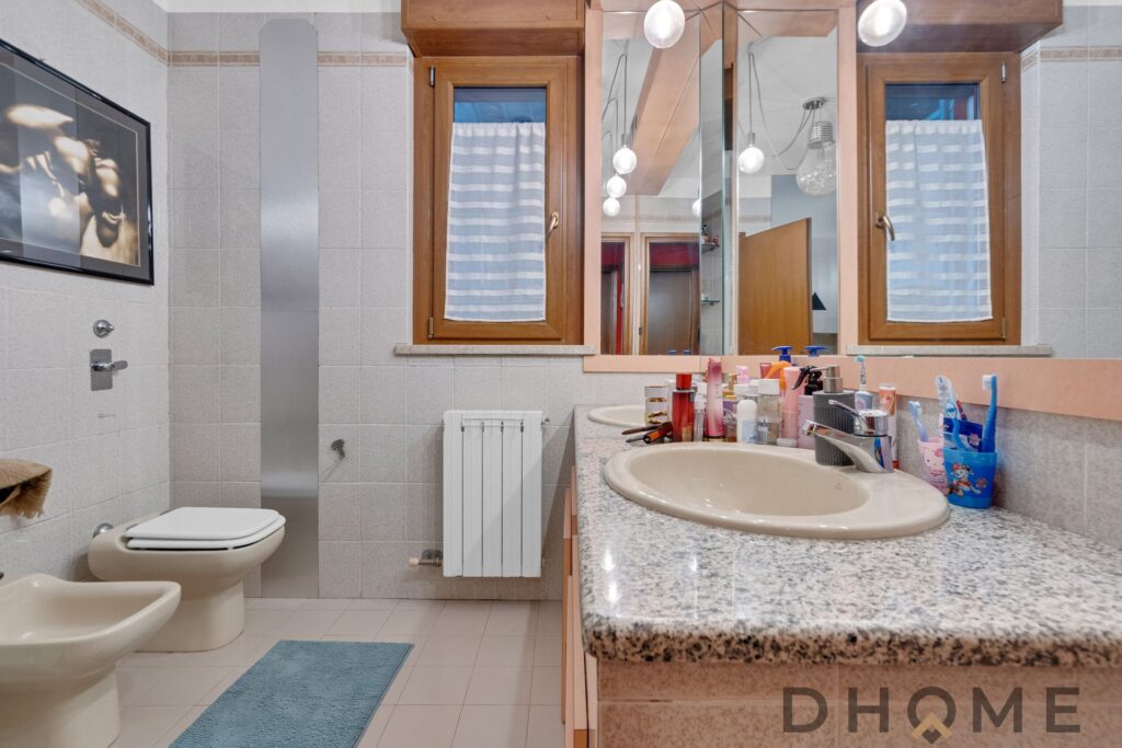 Ampio bagno con lavabo e finestra, vicino a QUATTROLOCALI con balcone in vendita a Milano e box.