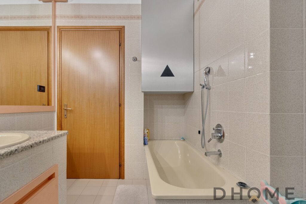 Bagno con vasca e box auto in vendita a Milano.