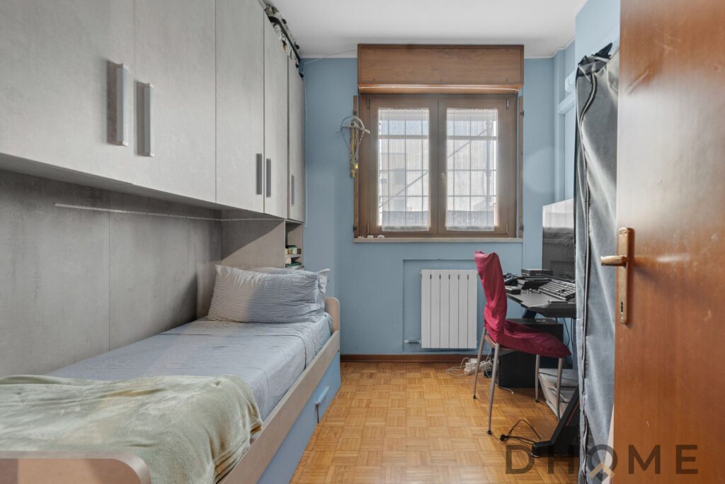 Ampio appartamento con balcone e box auto in vendita a Milano, ideale per famiglie.