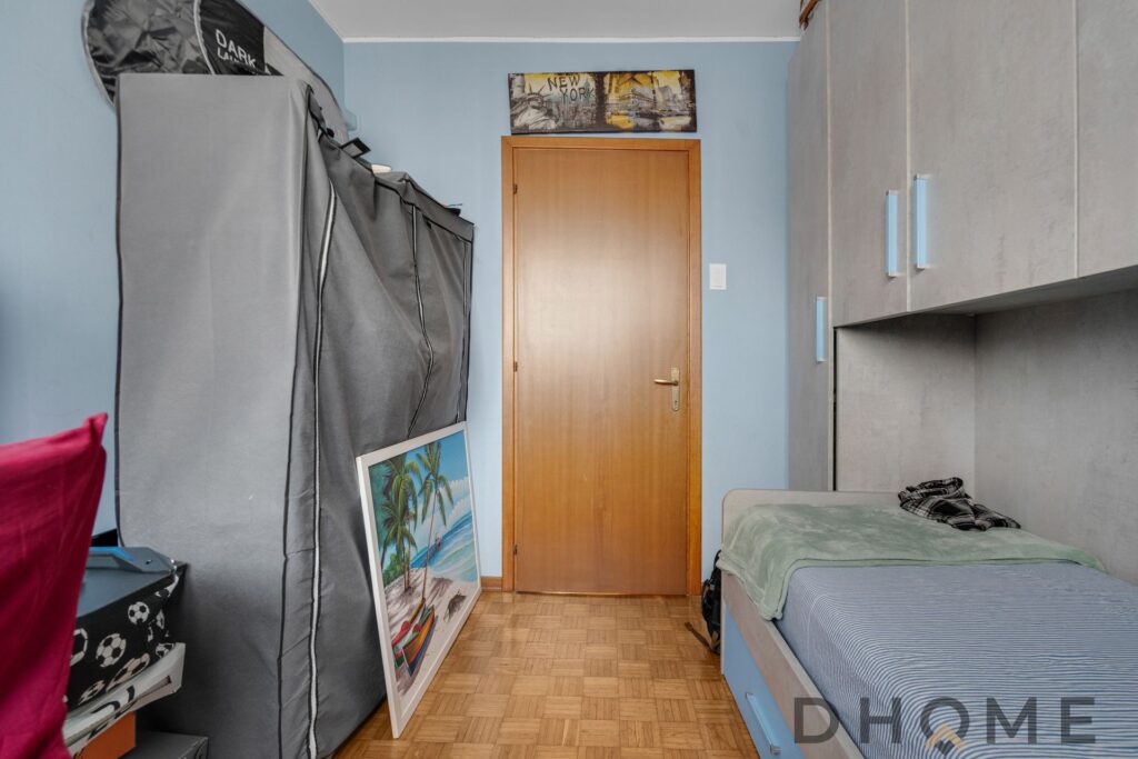 Appartamento di 2 locali con balcone e box auto in vendita a Milano, ideale per investimento o resid.