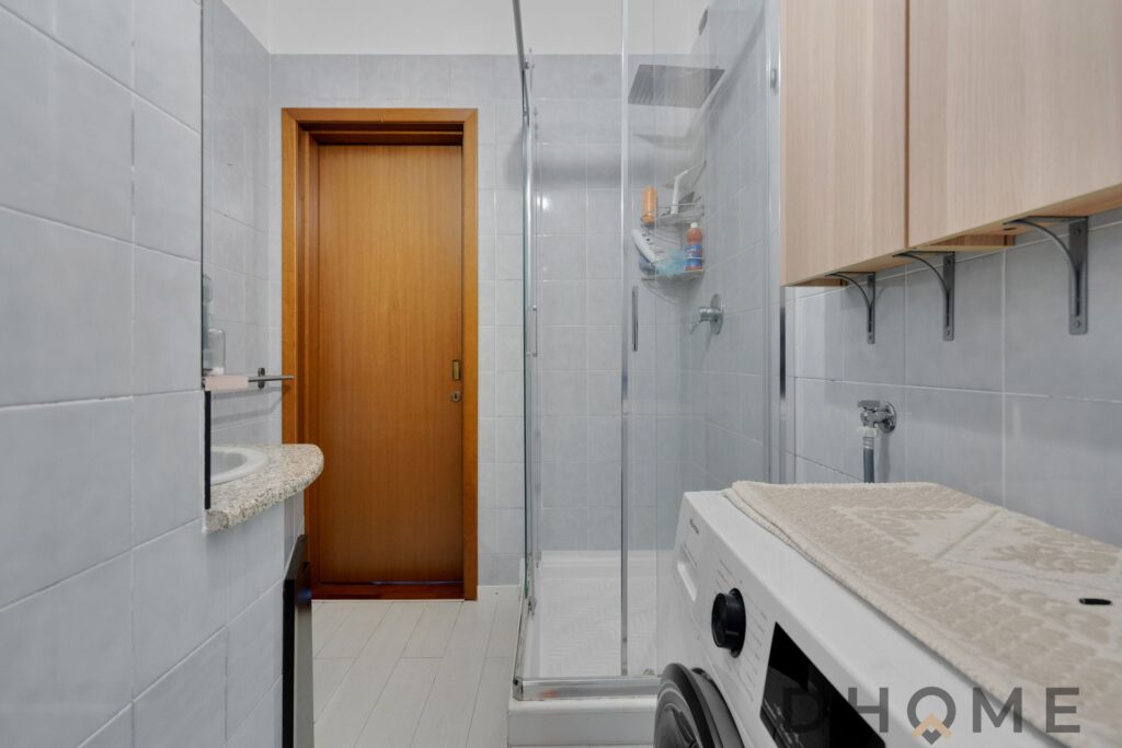 Appartamento con balcone e box auto in vendita a Milano, ideale per famiglie.