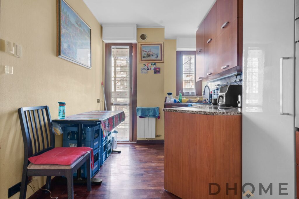 Spazio abitativo con cucina e balcone in un appartamento a Milano, ideale per vivere in città.