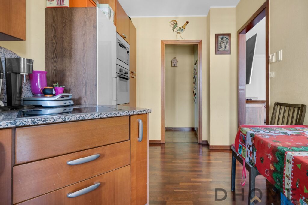 Interno di un appartamento con cucina e balcone a Milano, zona tranquilla e ben servita.