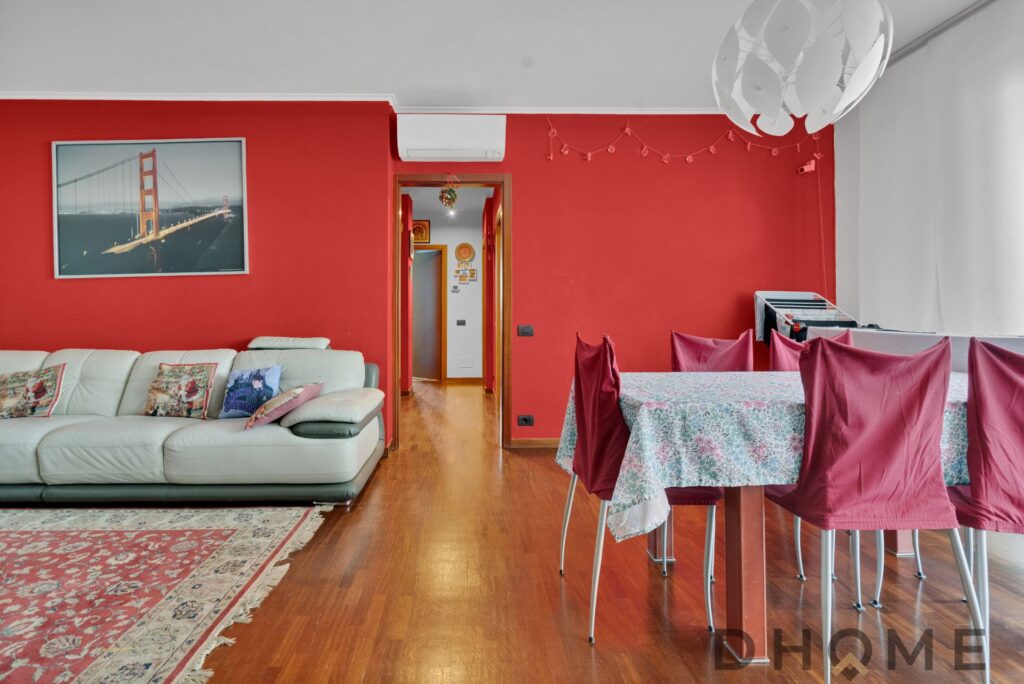 Appartamento con balcone e box in vendita a Milano, zona QUATTROLOCALI, con soggiorno spazioso e arr.