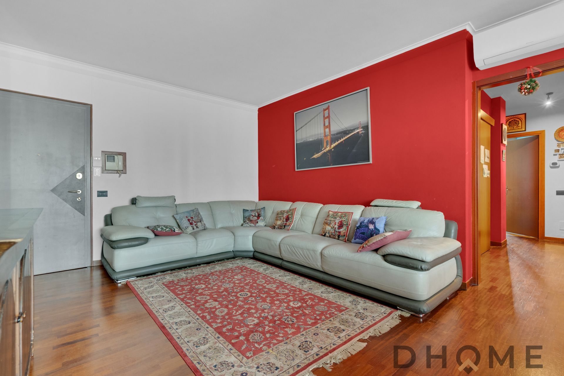 1 Divano grande in soggiorno con parete rossa e decorazioni moderne.