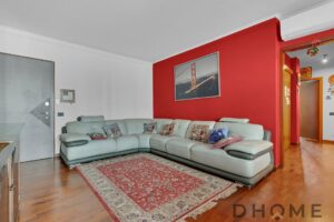 Zona giorno con divano grande e decorazioni moderne.