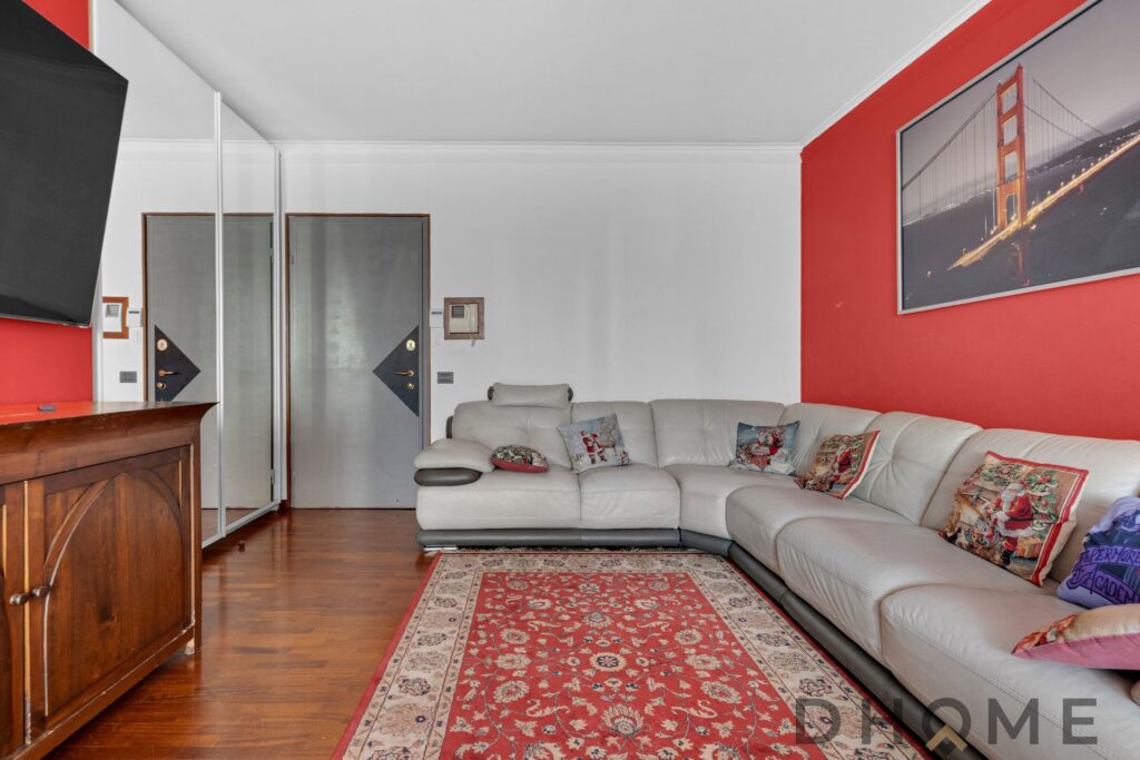 Vani ampi con balcone e box auto in vendita a Milano, zona tranquilla e ben servita.