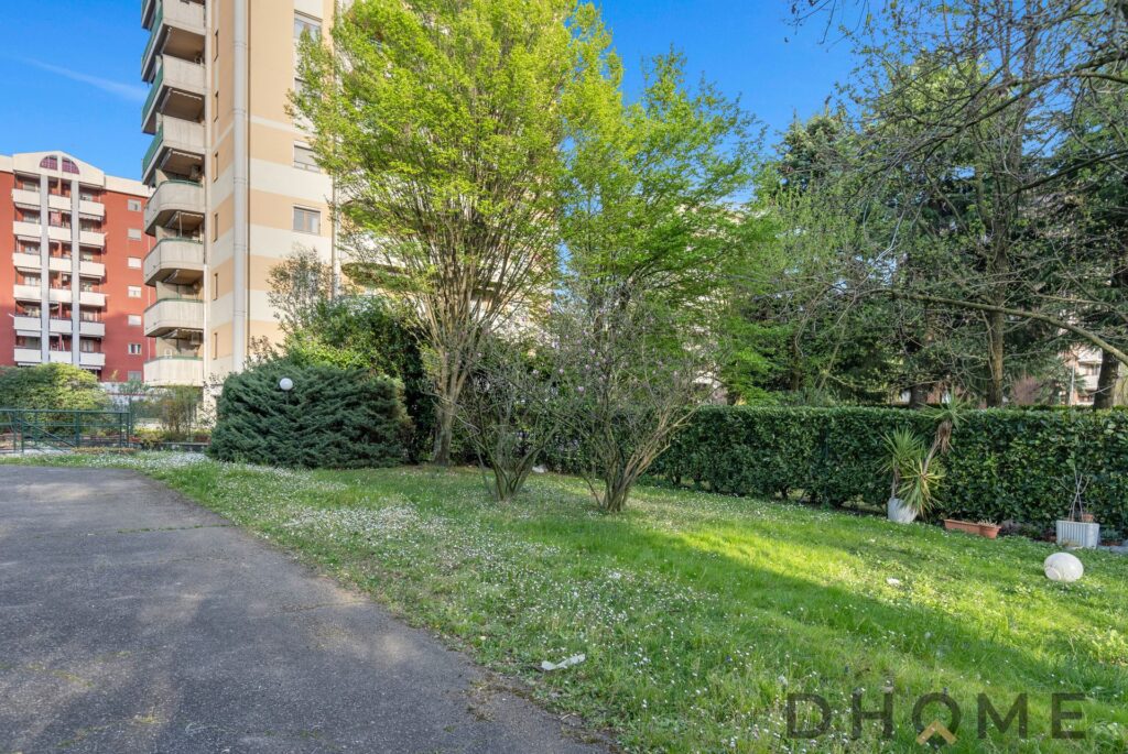 Balcone e giardino condominiale in zona residenziale a Milano.