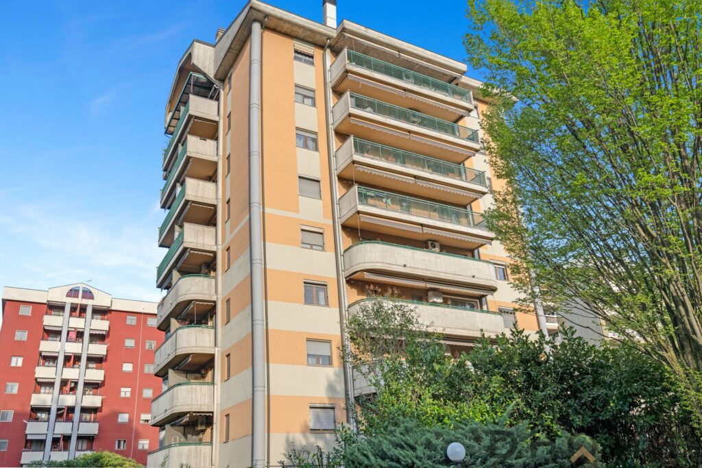 Appartamento di 4 locali con balcone e box in vendita a Milano, situato in zona residenziale e ben s.