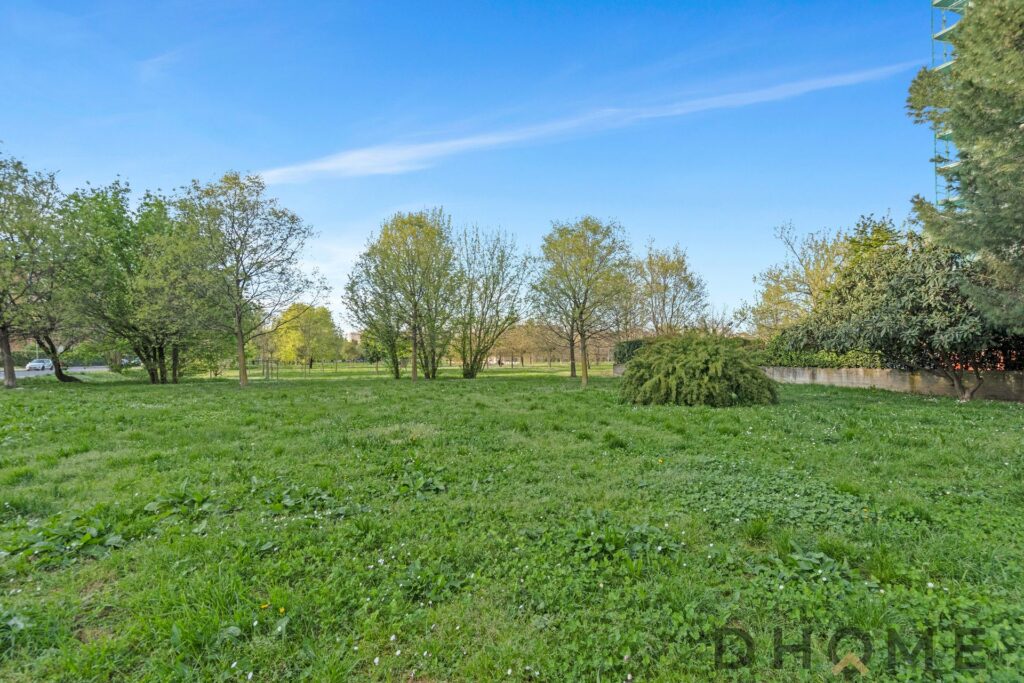 Vicolo con ampio giardino e alberi in zona residenziale a Milano, vicino a servizi e trasporti pubbl.